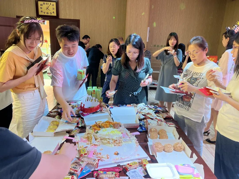 华成职校2022第二季度员工生日会.png